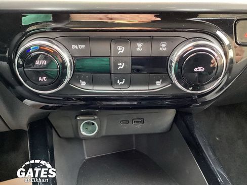 Used 2025 Chevrolet Trax LT w/ LT Convenience Package FWD image 18