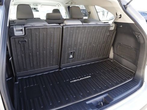 Used 2020 Toyota Highlander L image 7