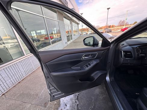 Used 2021 Nissan Rogue SV w/ Premium Package image 11