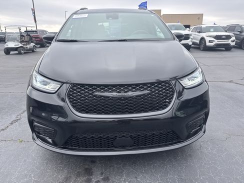 Used 2025 Chrysler Pacifica Limited image 3