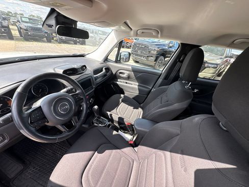 Used 2017 Jeep Renegade Altitude FWD image 11