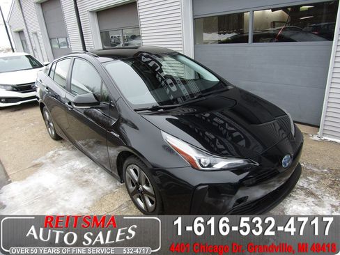 Used 2021 Toyota Prius XLE image 1