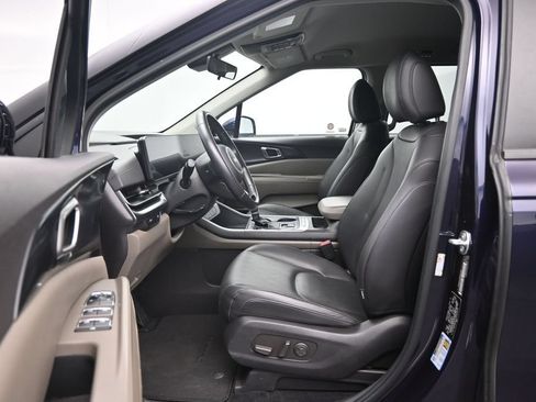 Used 2025 Kia Carnival FWD image 24