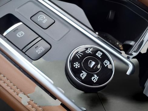 Used 2025 Nissan Pathfinder Platinum image 7