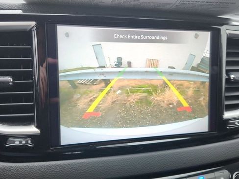 Used 2023 Chrysler Pacifica Touring-L image 18