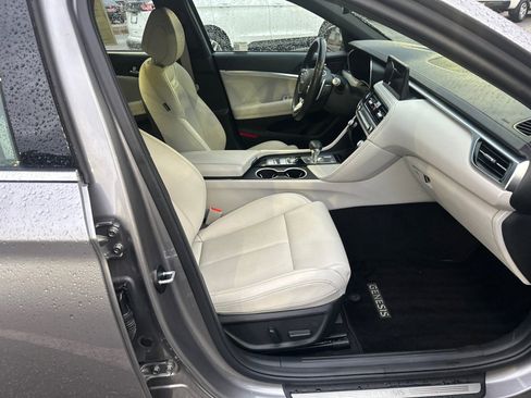 Used 2025 Genesis G70 2.5T image 13
