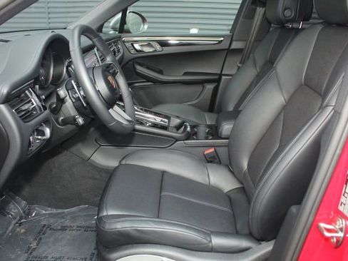 Certified 2025 Porsche Macan Base image 5
