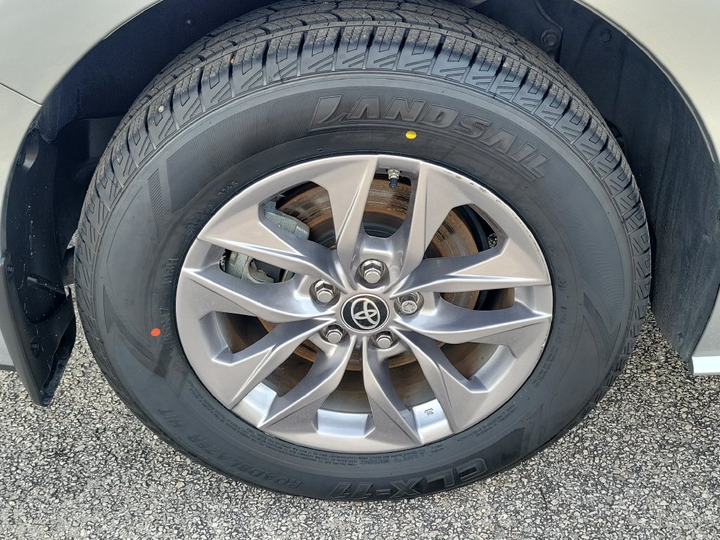 Used 2025 Toyota Sienna XLE FWD image 5