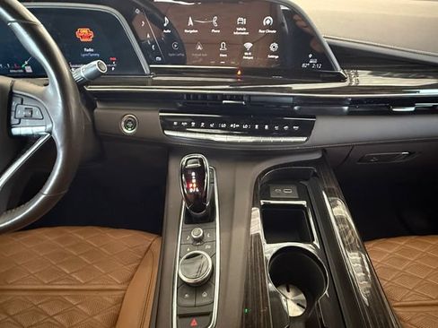 Used 2021 Cadillac Escalade Premium Luxury RWD image 3
