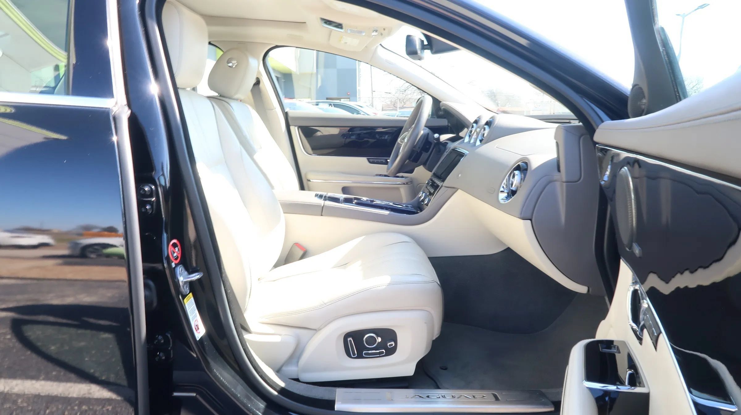 Used 2017 Jaguar XJ R-Sport RWD image 25