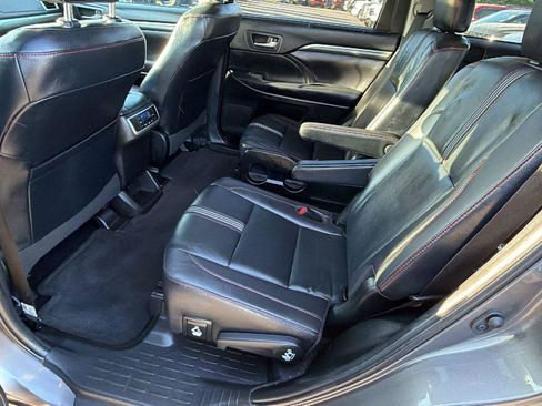 Used 2019 Toyota Highlander SE w/ Nightshade Edition image 22