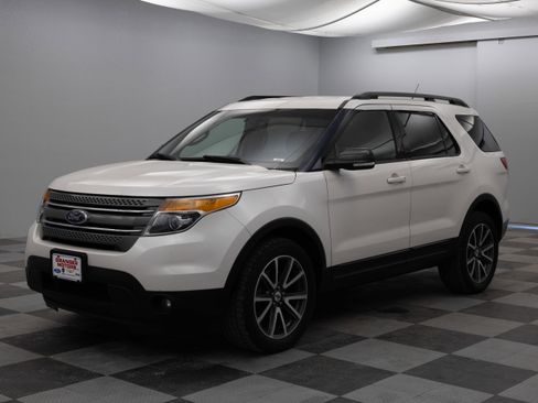 Used 2015 Ford Explorer XLT w/ Equipment Group 202A image 4
