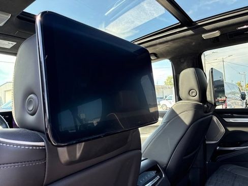 Used 2025 Cadillac Escalade ESV V AWD/4WD image 25