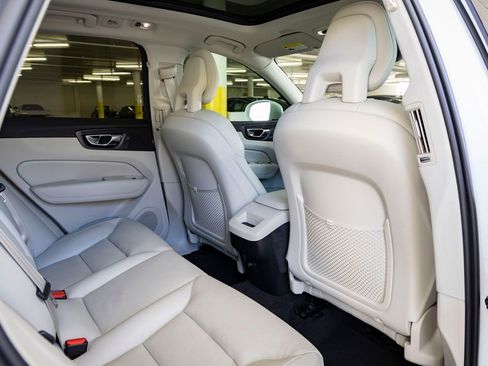 Used 2018 Volvo XC60 T5 Momentum w/ Vision Package image 25