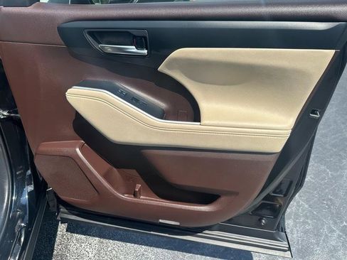 Used 2022 Toyota Highlander XLE image 30