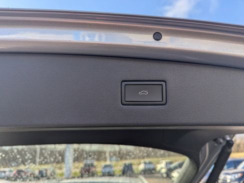 Used 2022 Volkswagen Tiguan SE image 15