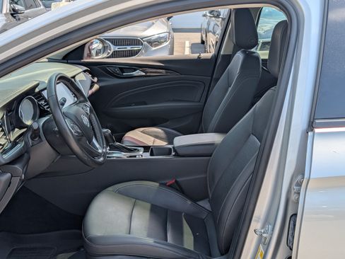 Used 2018 Buick Regal Essence w/ Driver Confidence Package #1 AWD/4WD image 16