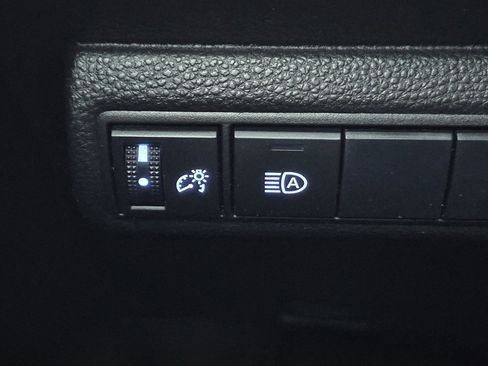 Used 2021 Toyota Corolla LE image 23