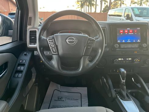 Used 2023 Nissan Frontier SV w/ SV Convenience Package RWD image 14