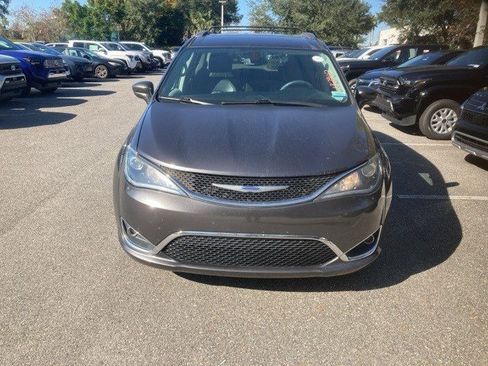 Used 2020 Chrysler Pacifica Touring-L image 10
