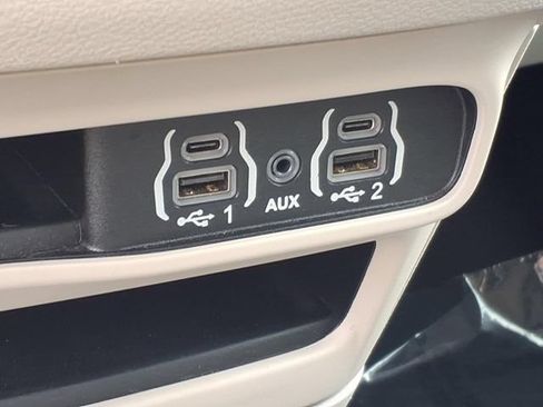 Used 2023 Chrysler Pacifica Touring-L FWD image 8