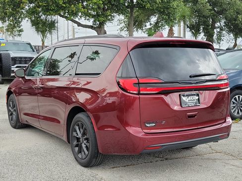 Used 2021 Chrysler Pacifica Touring-L w/ Premium & Safety Sphere Group FWD image 3