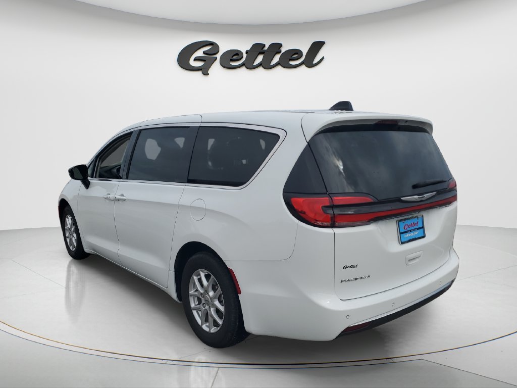Used 2024 Chrysler Pacifica Touring-L FWD image 7