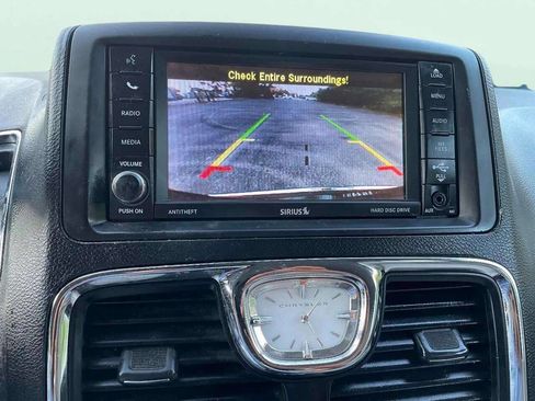 Used 2014 Chrysler Town & Country Touring image 20