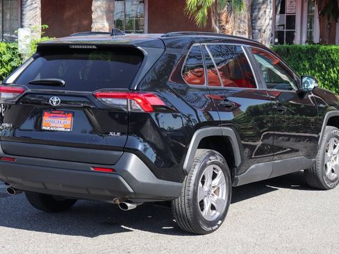 Used 2022 Toyota RAV4 XLE image 9