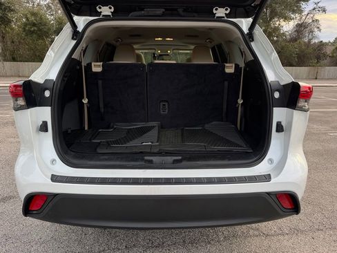 Used 2023 Toyota Highlander XLE image 14
