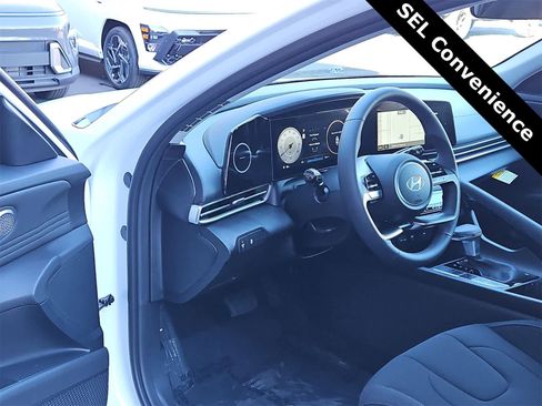Used 2025 Hyundai Elantra SEL image 10