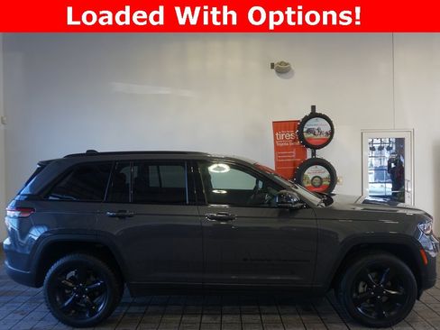 Used 2024 Jeep Grand Cherokee Altitude image 2