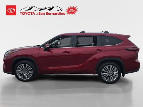New 2026 Toyota Highlander Platinum image 2