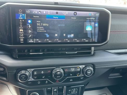 Used 2024 Jeep Gladiator Rubicon w/ Technology Group AWD/4WD image 24
