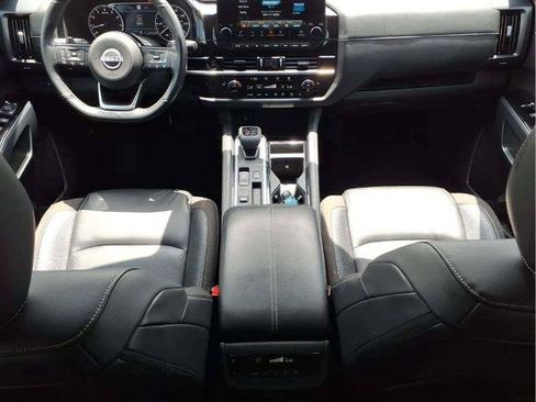Certified 2025 Nissan Pathfinder SL FWD image 10