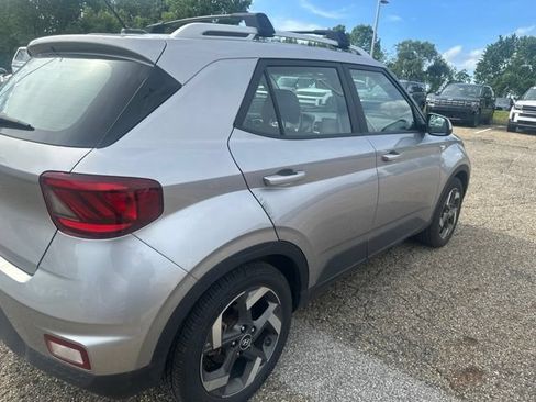 Used 2023 Hyundai Venue SEL FWD image 3