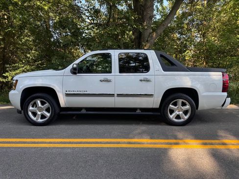 Used 2008 Chevrolet Avalanche LTZ w/ LTZ Preferred Equipment Group image 2