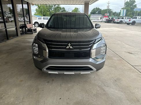 Used 2023 Mitsubishi Outlander SE FWD image 2