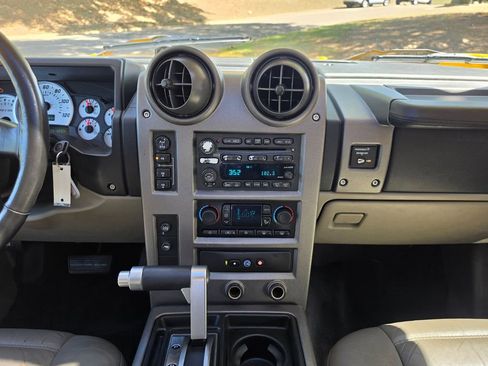 Used 2004 HUMMER H2 w/ Preferred Equipment Group AWD/4WD image 13