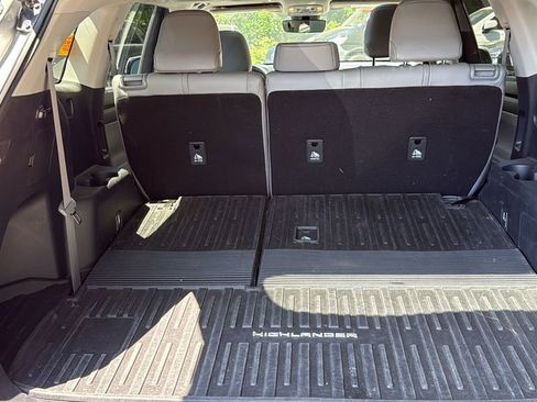 Used 2020 Toyota Highlander XLE image 19