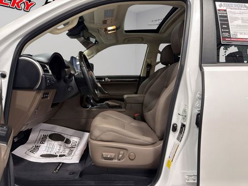 Used 2023 Lexus GX 460 Premium w/ Premium Package image 4