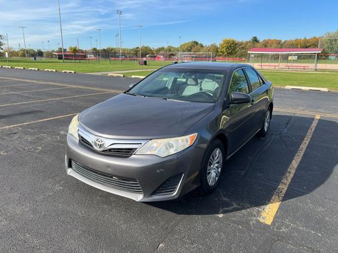 Used 2014 Toyota Camry LE image 3