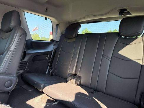 Used 2019 Cadillac Escalade Luxury AWD/4WD image 9