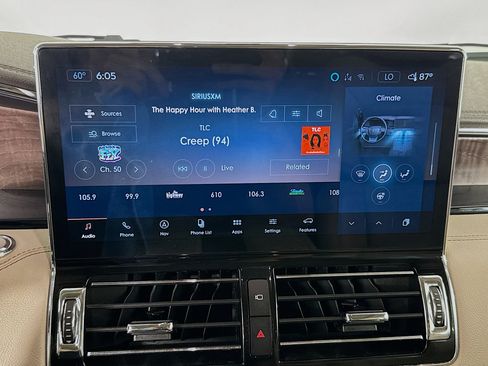 Used 2024 Lincoln Navigator Premiere AWD/4WD image 16