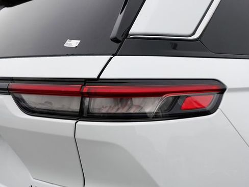 Used 2022 Jeep Grand Cherokee Limited image 6