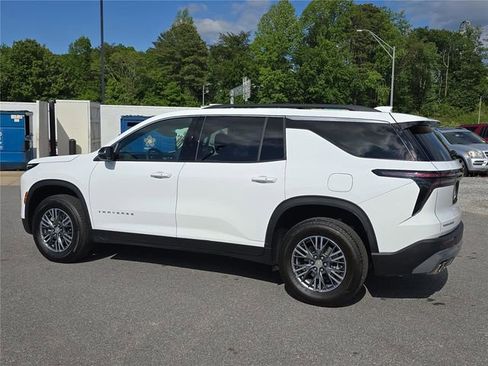 Used 2025 Chevrolet Traverse LT FWD image 6