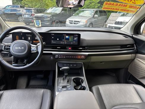 Used 2025 Kia Carnival FWD image 16