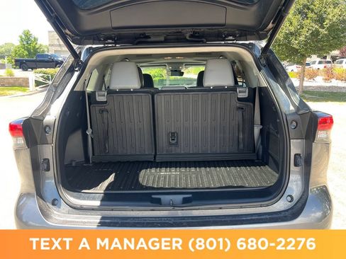 Used 2021 Toyota Highlander XLE AWD/4WD image 9