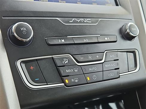 Used 2020 Ford Fusion SE image 16