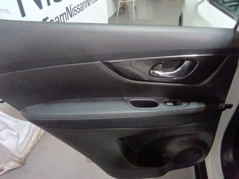 Used 2017 Nissan Rogue S AWD/4WD image 23